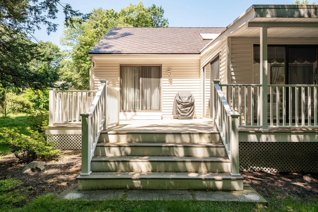 17 Stowecroft Drive Hampton NH 03842