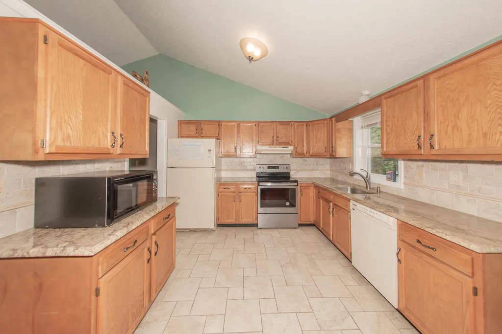 16 Skylark Drive Derry NH 03038