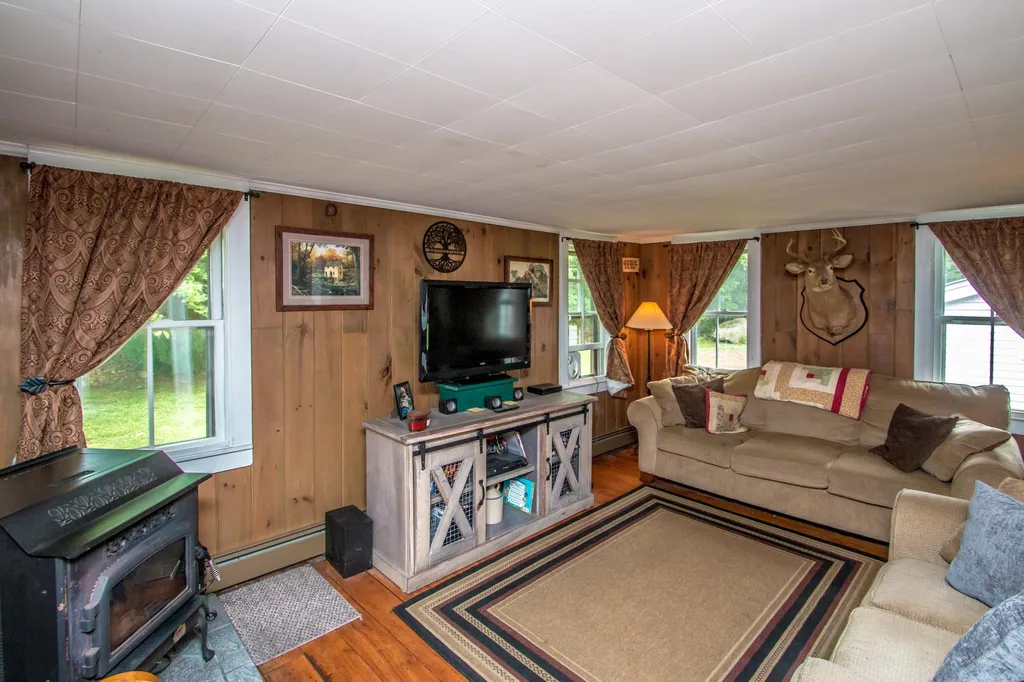 1664 Passaconaway Road Albany NH 03818