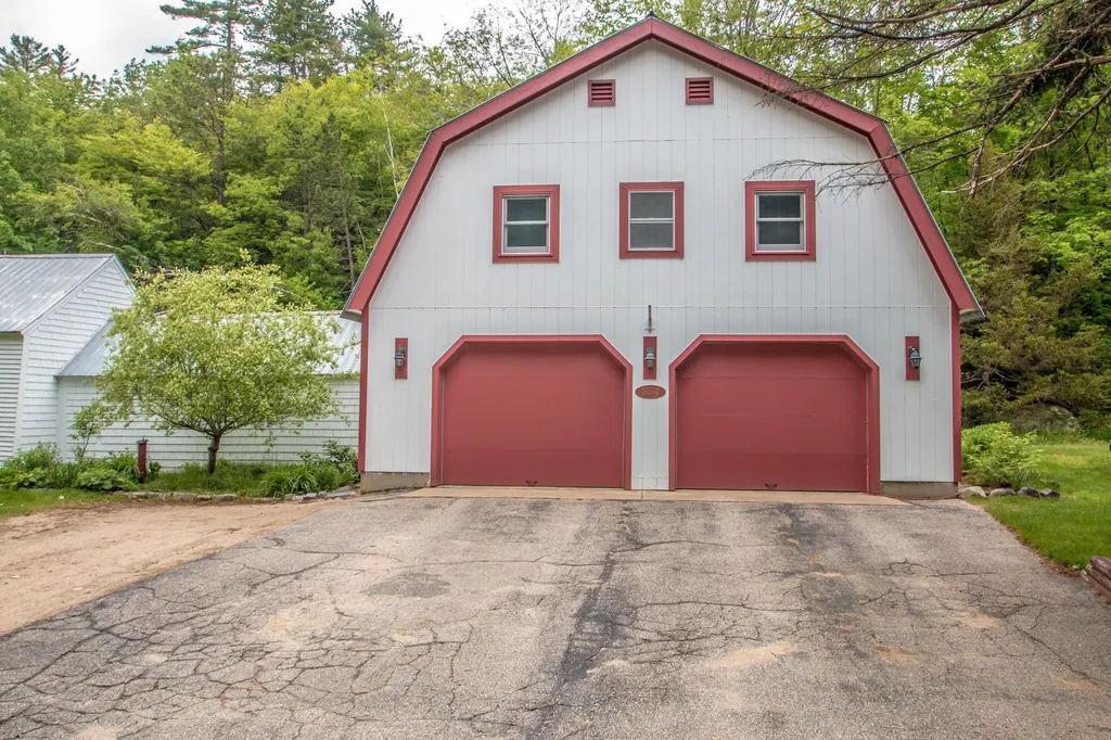 1664 Passaconaway Road Albany NH 03818