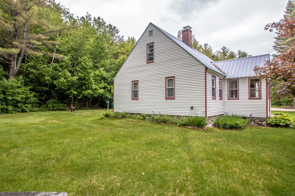 1664 Passaconaway Road Albany NH 03818