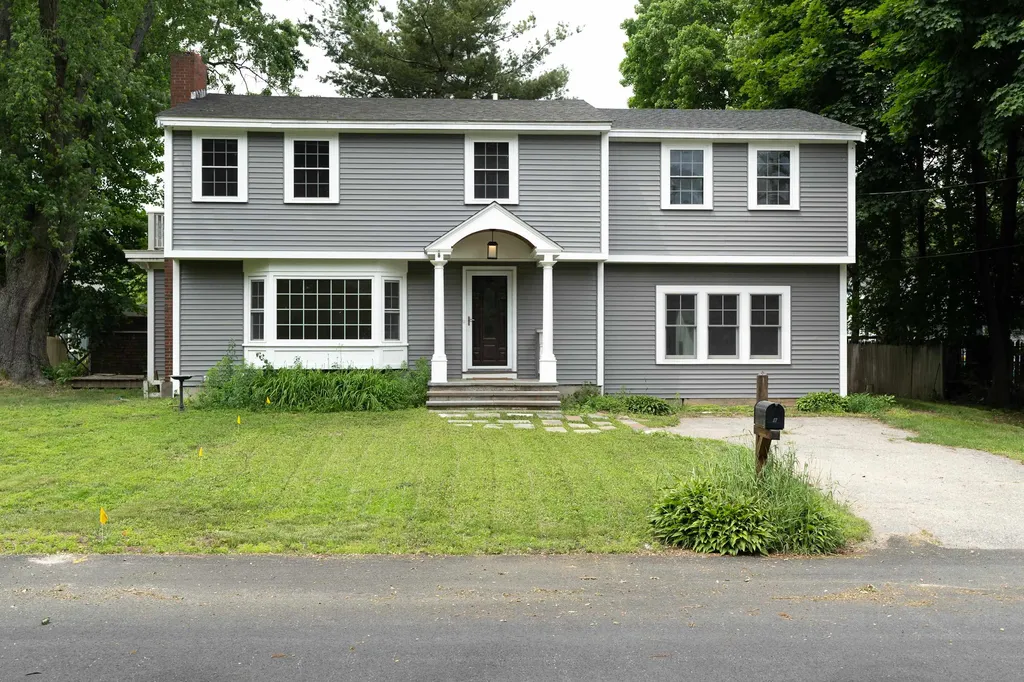 8 Clairmoor Drive Nashua NH 03060