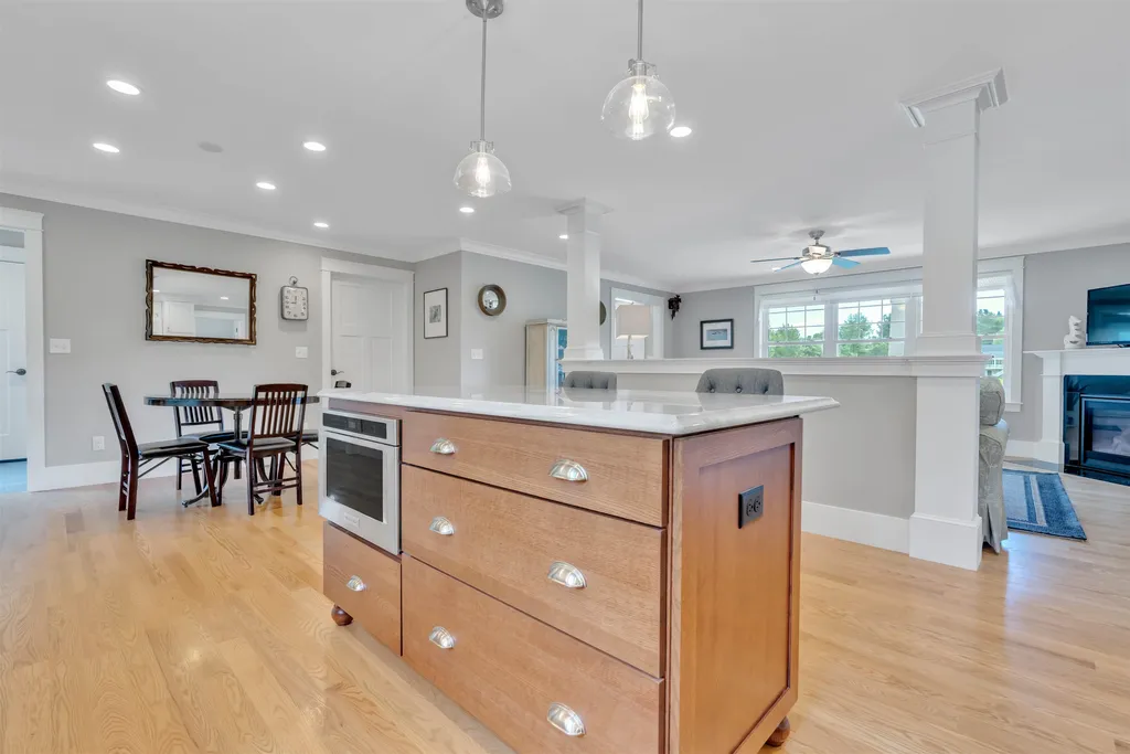 6 Tannery Way Kensington NH 03833