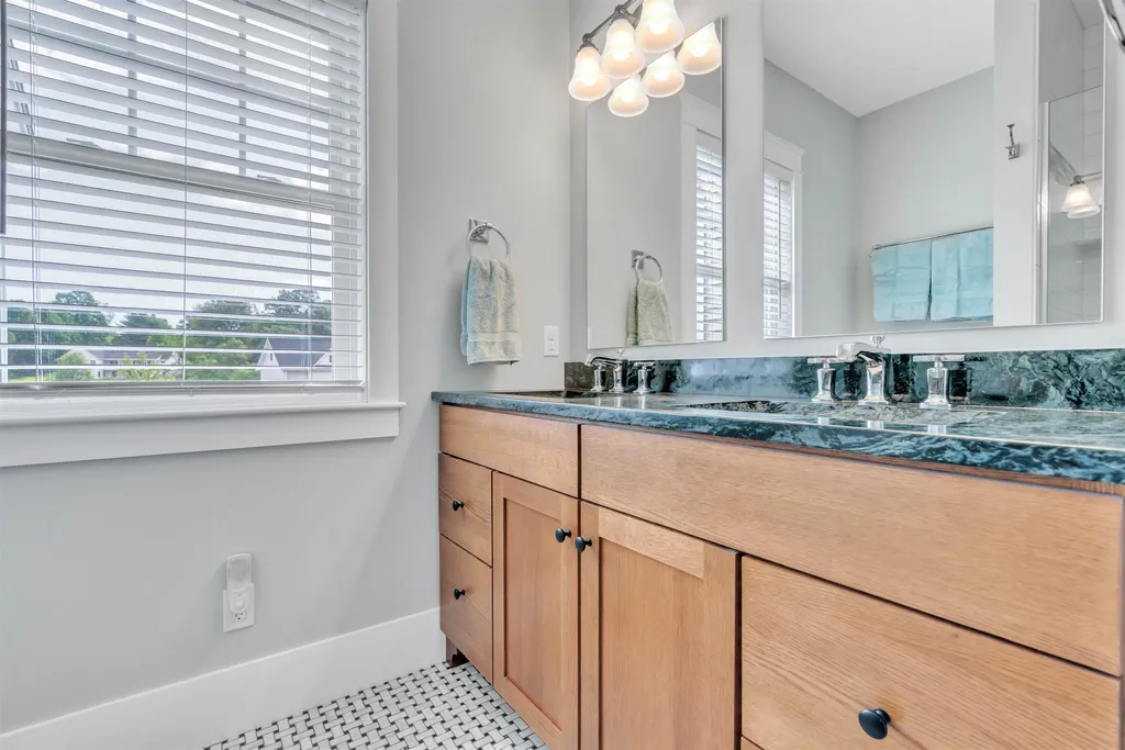 6 Tannery Way Kensington NH 03833