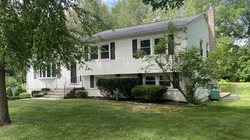32 Bradford Drive Salem NH 03079