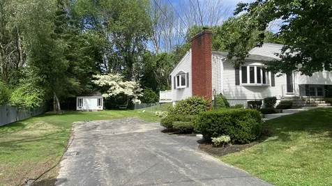 32 Bradford Drive Salem NH 03079