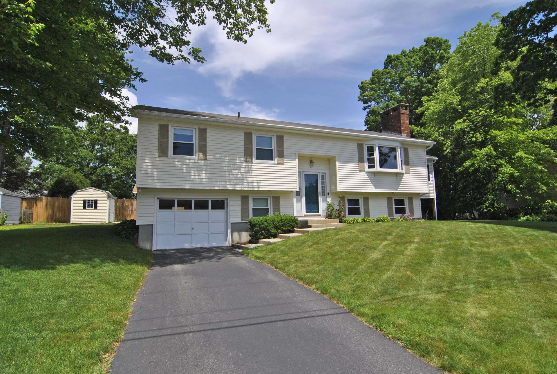 4 Camelot Drive Hooksett NH 03106