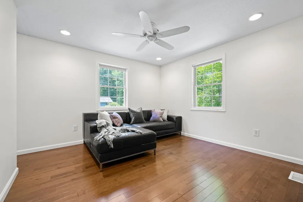 15 Nancy Lane Raymond NH 03077
