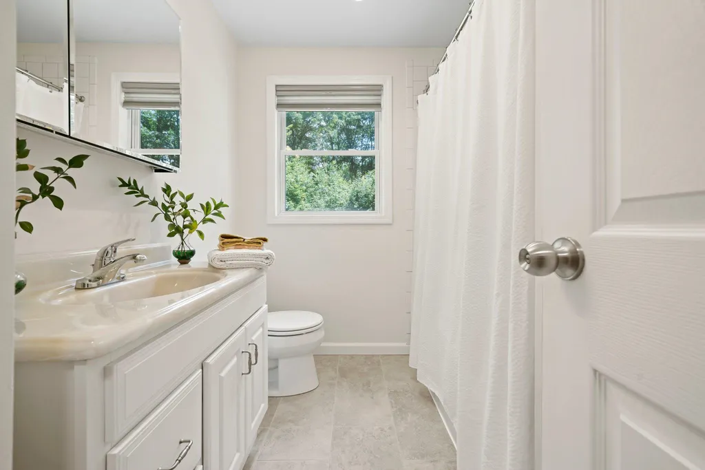 15 Nancy Lane Raymond NH 03077