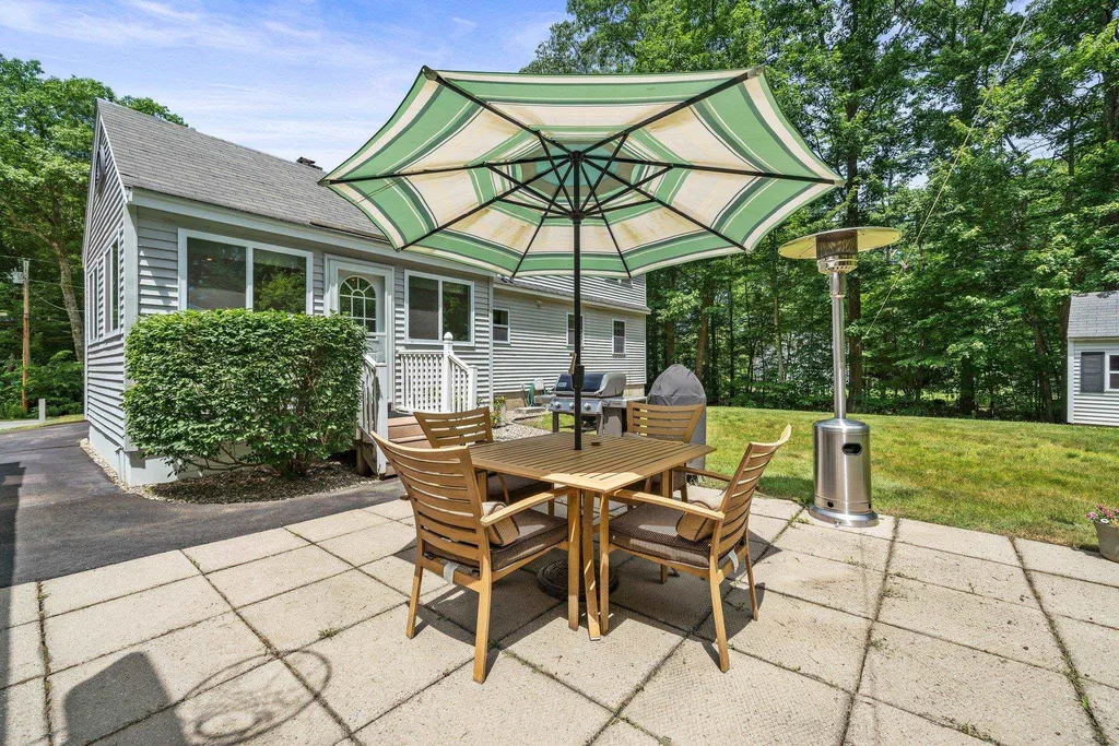 15 Nancy Lane Raymond NH 03077