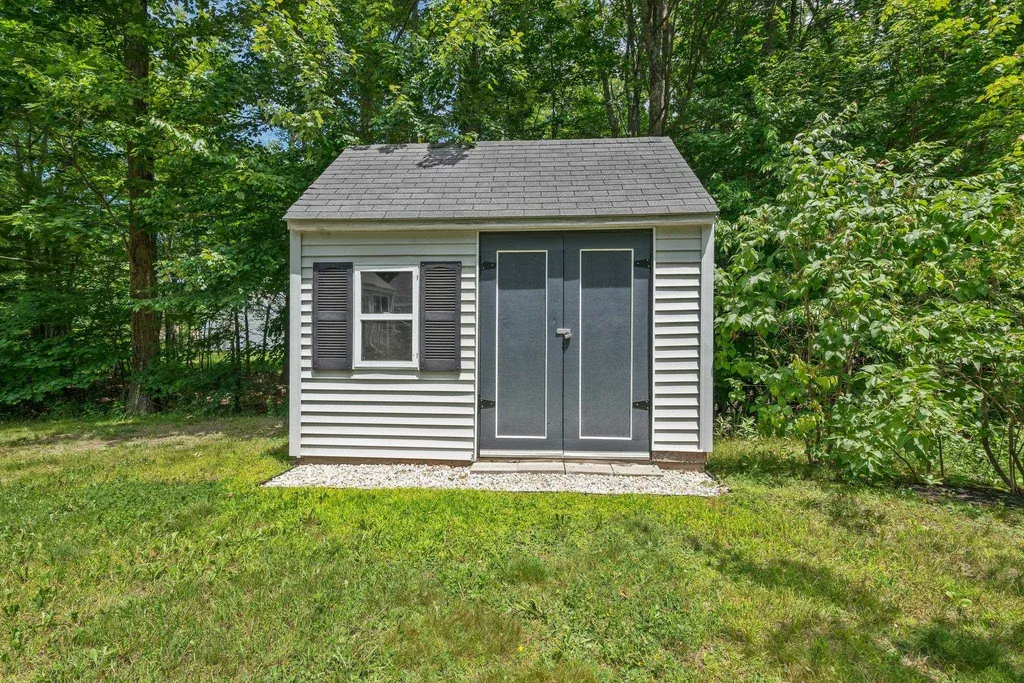15 Nancy Lane Raymond NH 03077