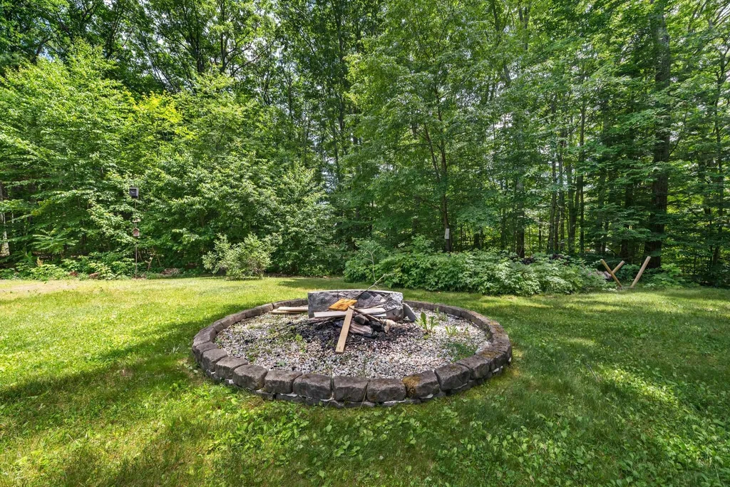 15 Nancy Lane Raymond NH 03077