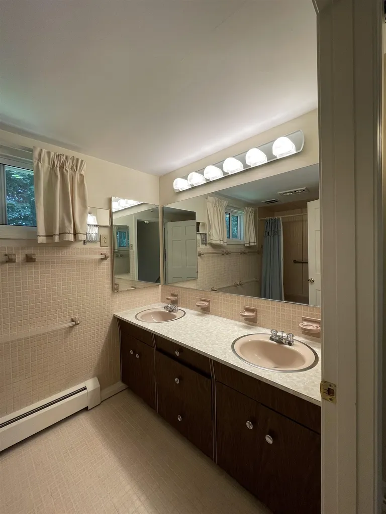 13 Colonial Circle Hampton NH 03842