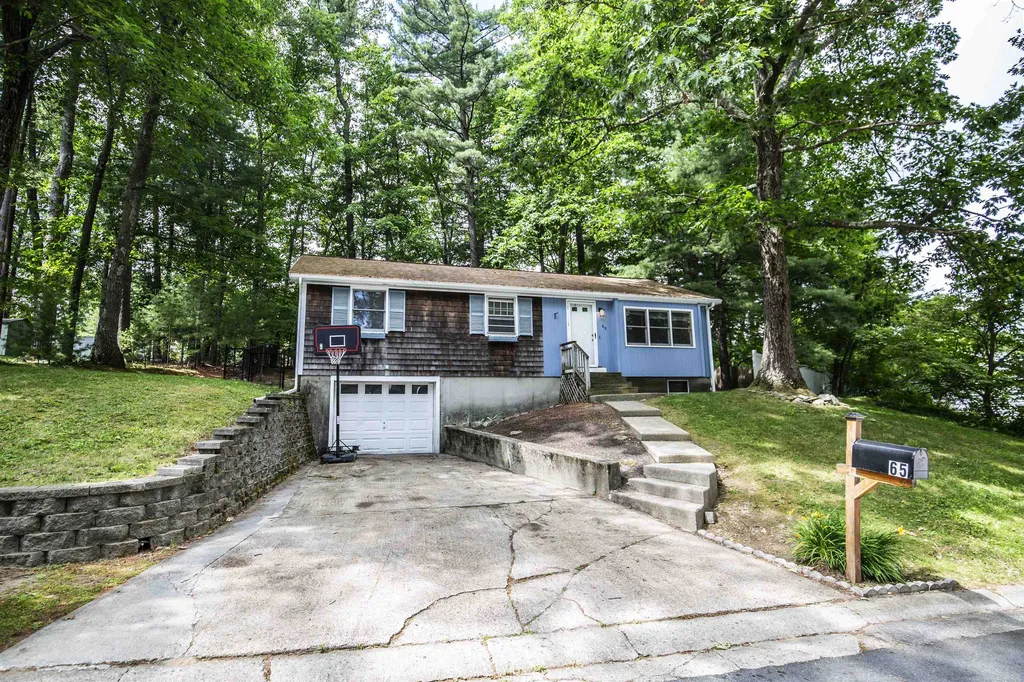 65 Robinhood Road Nashua NH 03062