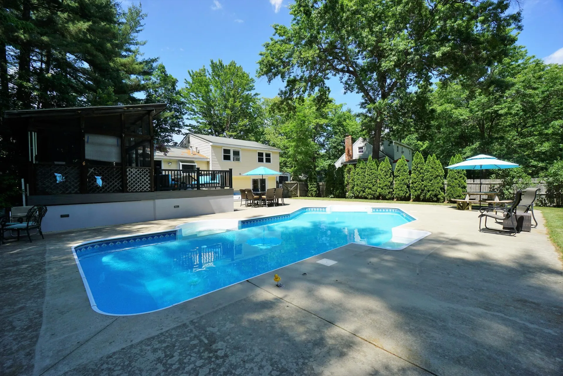 8 Shenandoah Avenue Londonderry NH 03053