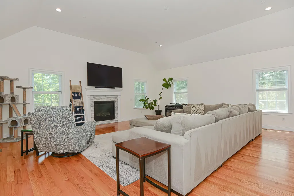 3 Hummingbird Lane Salem NH 03079