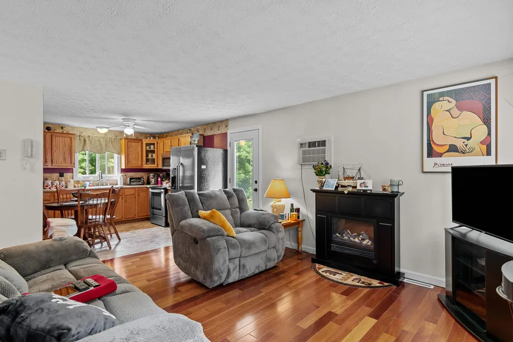 757 River Road New Boston NH 03070