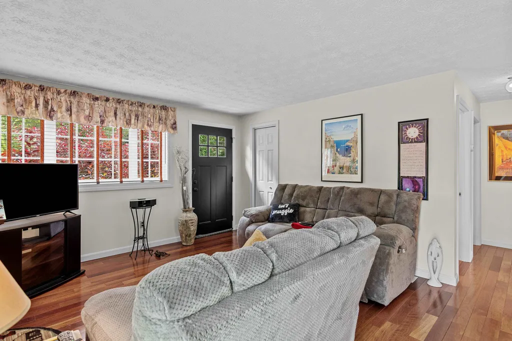 757 River Road New Boston NH 03070