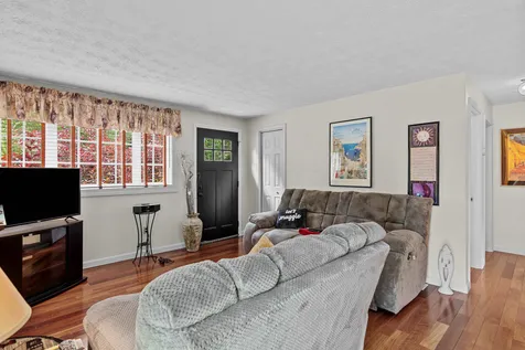 757 River Road New Boston NH 03070