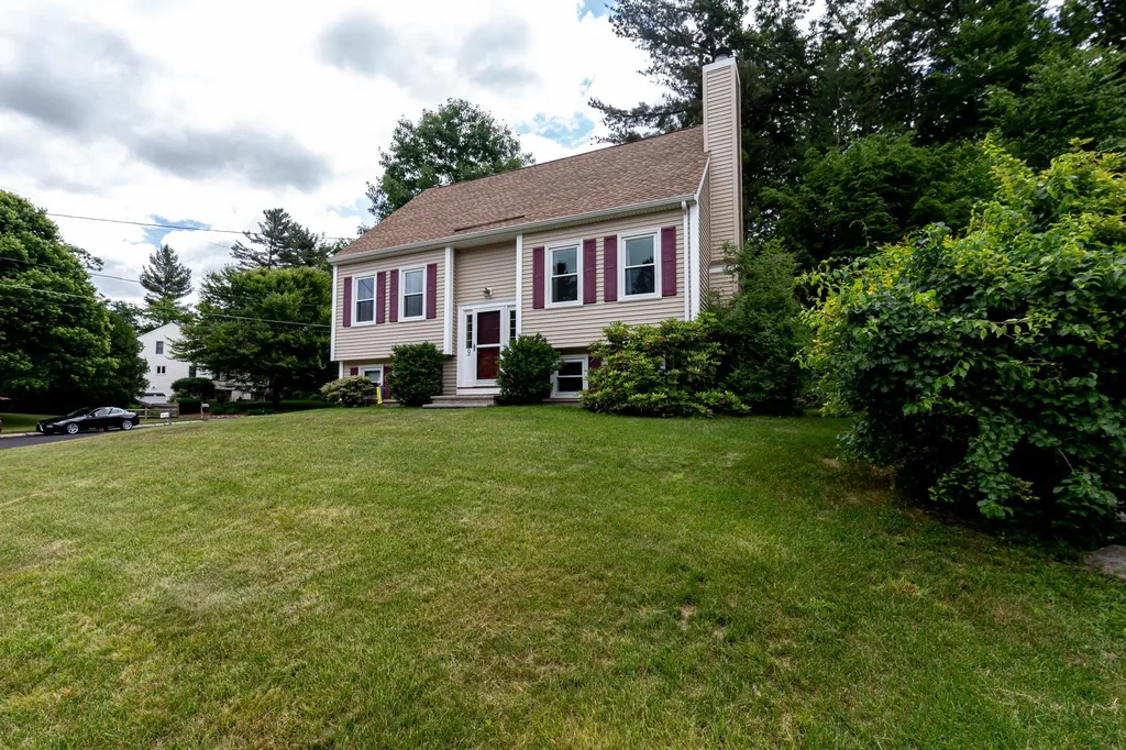 9 Brinton Drive Nashua NH 03064