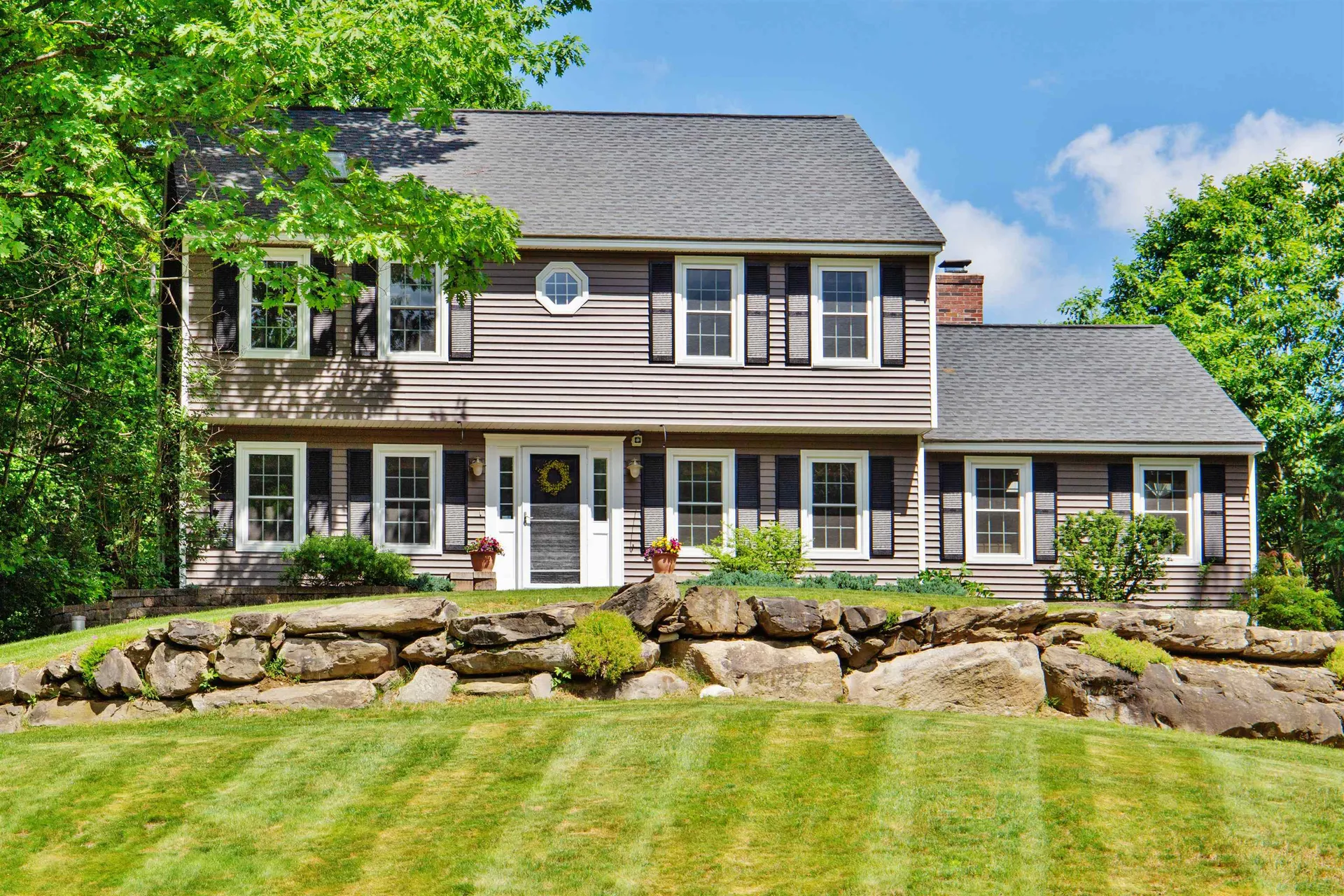 11 Lexington Avenue Londonderry NH 03053-3681