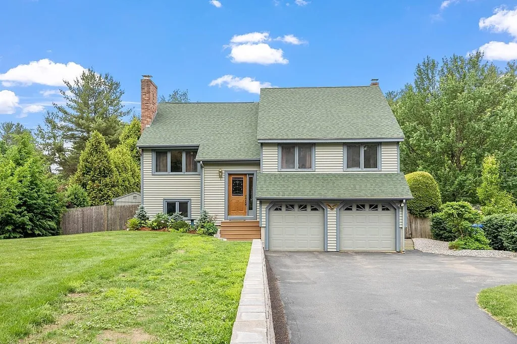 17 Woodside Drive Londonderry NH 03053