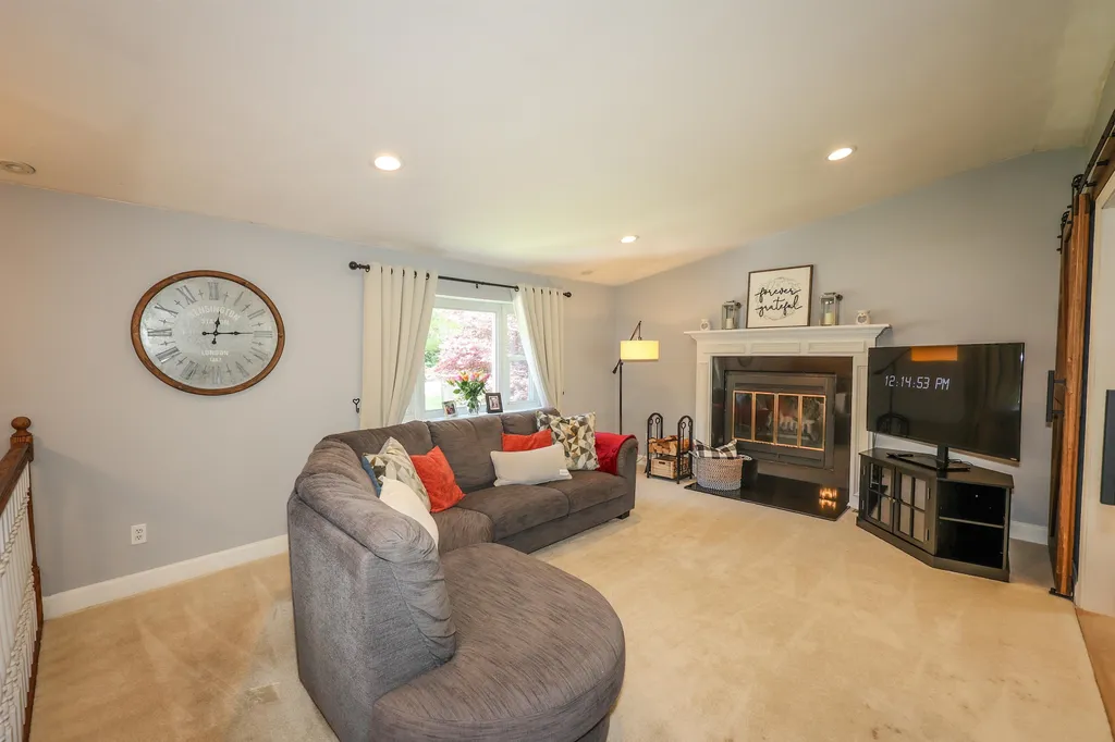 3 Maxwell Drive Derry NH 03038