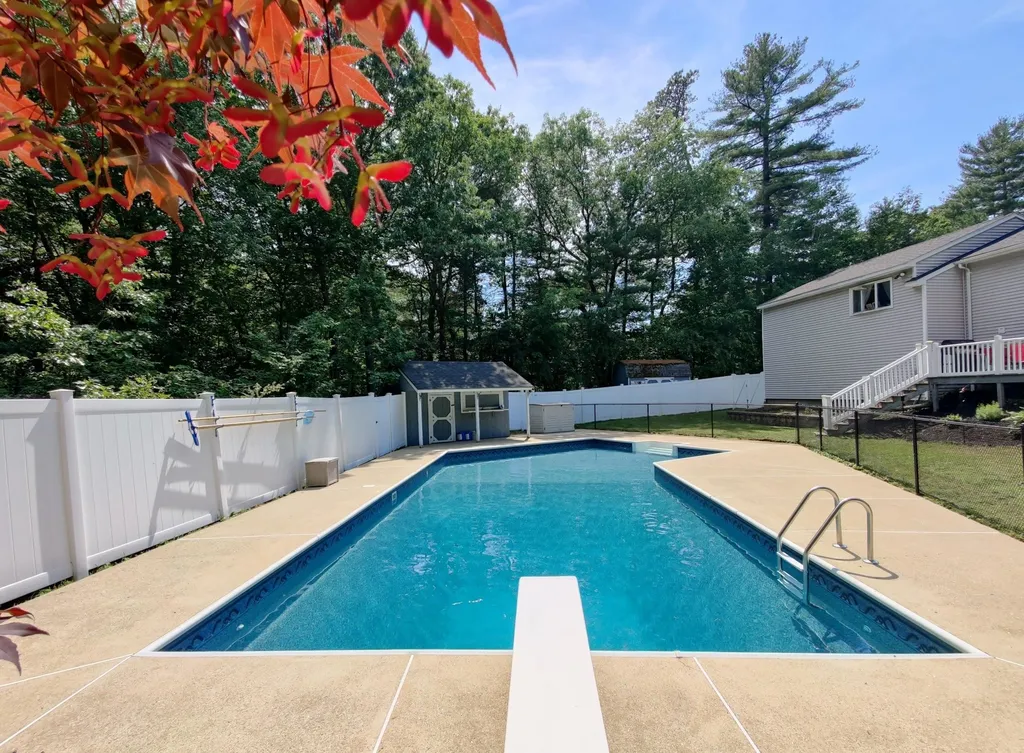 3 Maxwell Drive Derry NH 03038