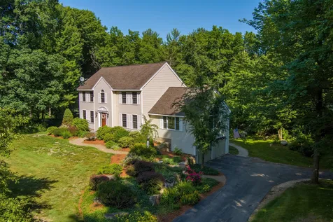24 White Plains Avenue Londonderry NH 03053