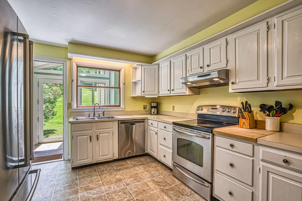 16 Knights Hill Road New London NH 03257