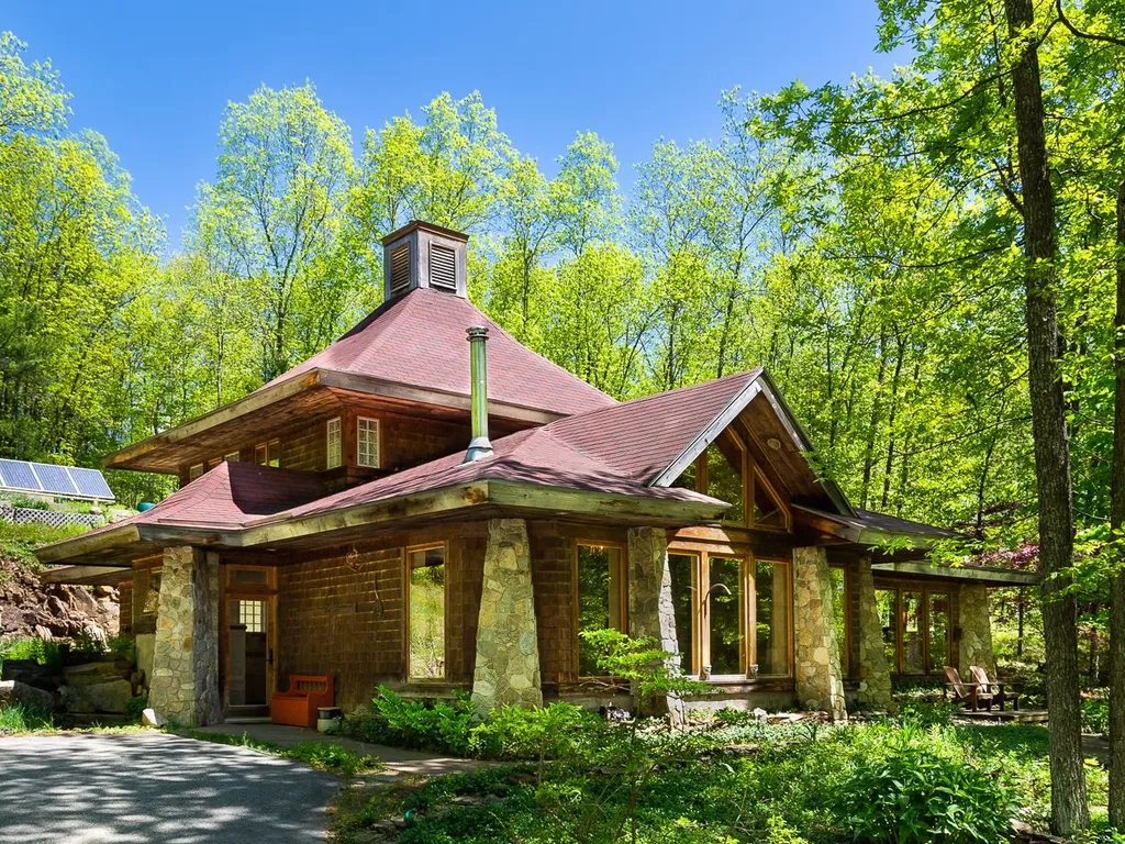 83 Chester Road Raymond NH 03077