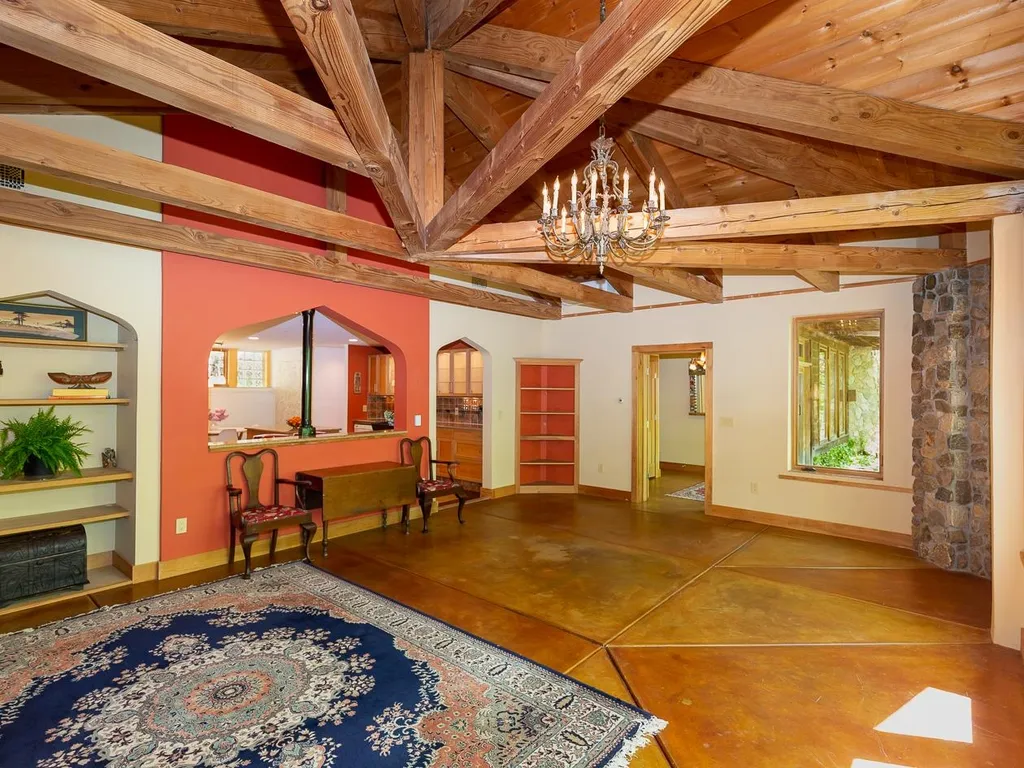83 Chester Road Raymond NH 03077