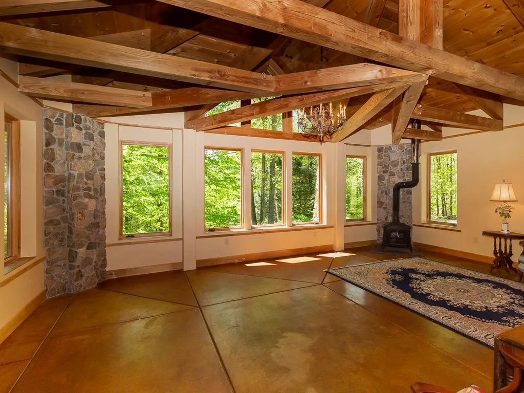 83 Chester Road Raymond NH 03077