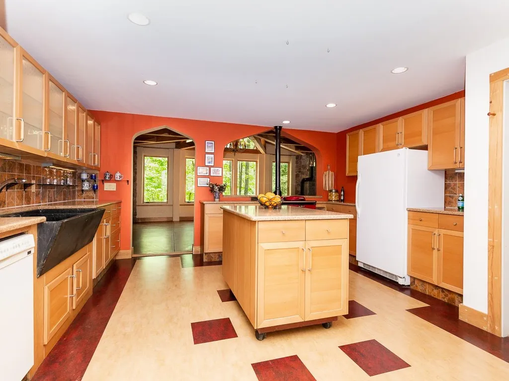 83 Chester Road Raymond NH 03077