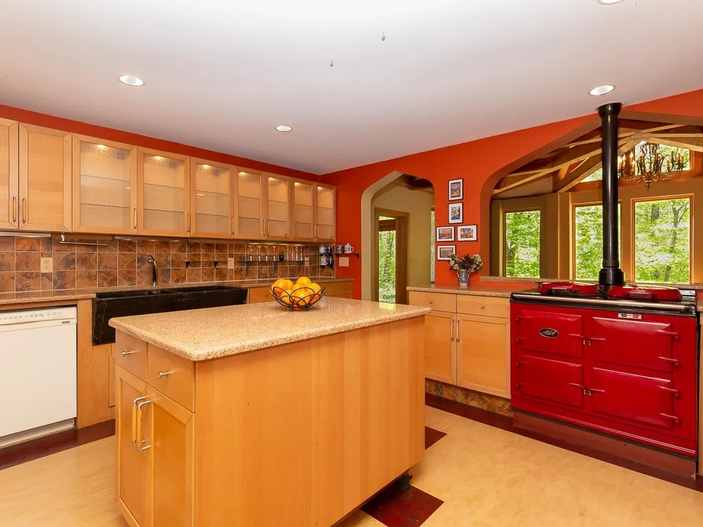 83 Chester Road Raymond NH 03077