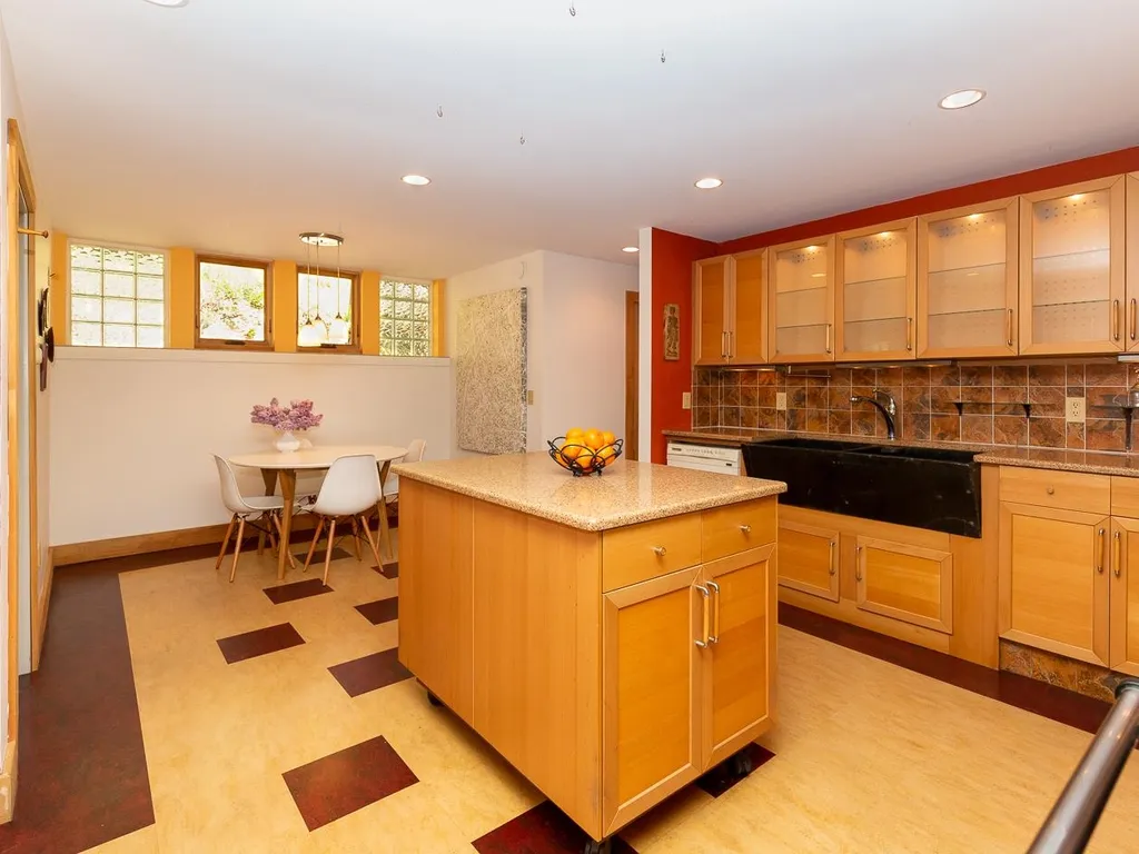 83 Chester Road Raymond NH 03077