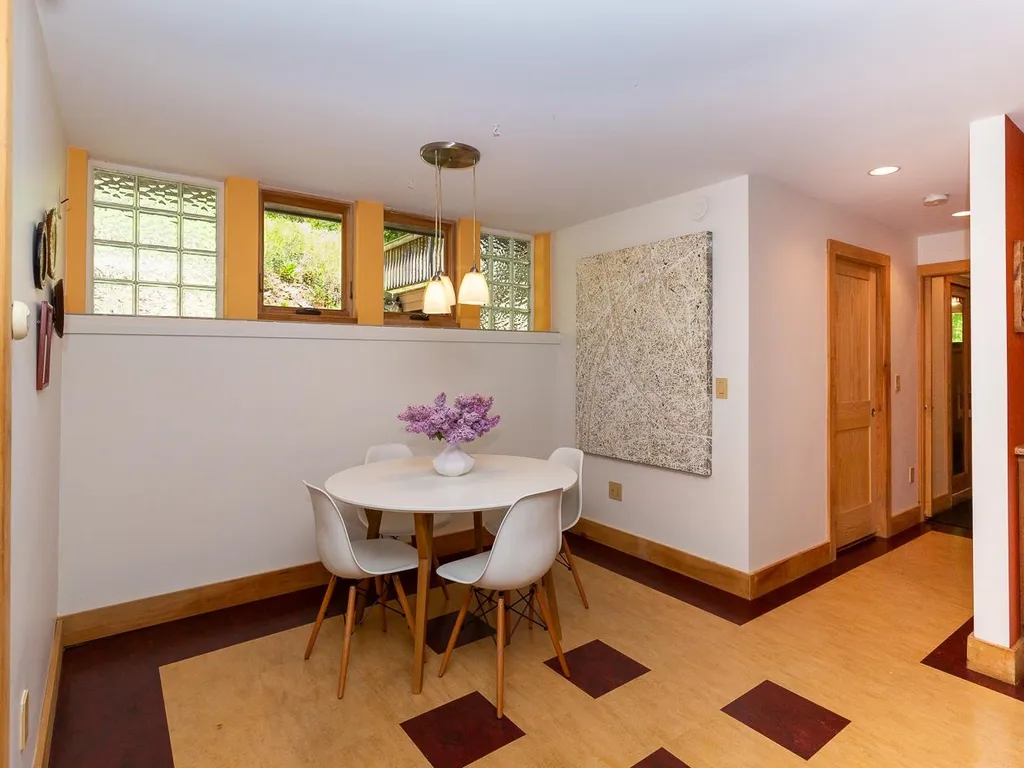 83 Chester Road Raymond NH 03077