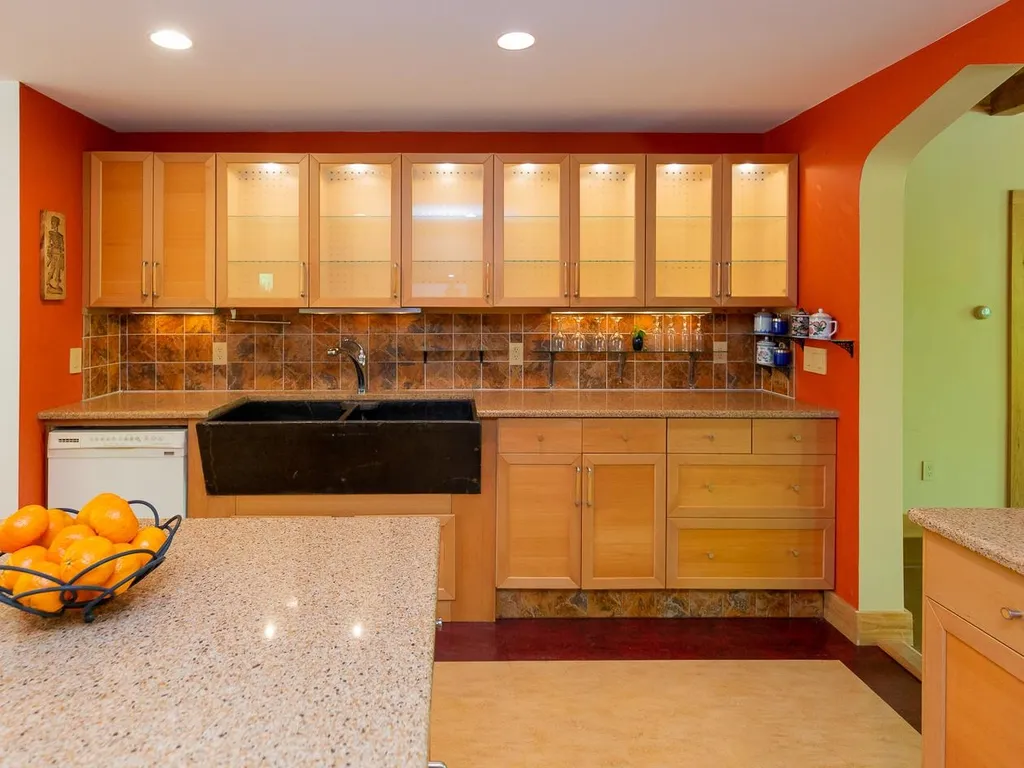 83 Chester Road Raymond NH 03077