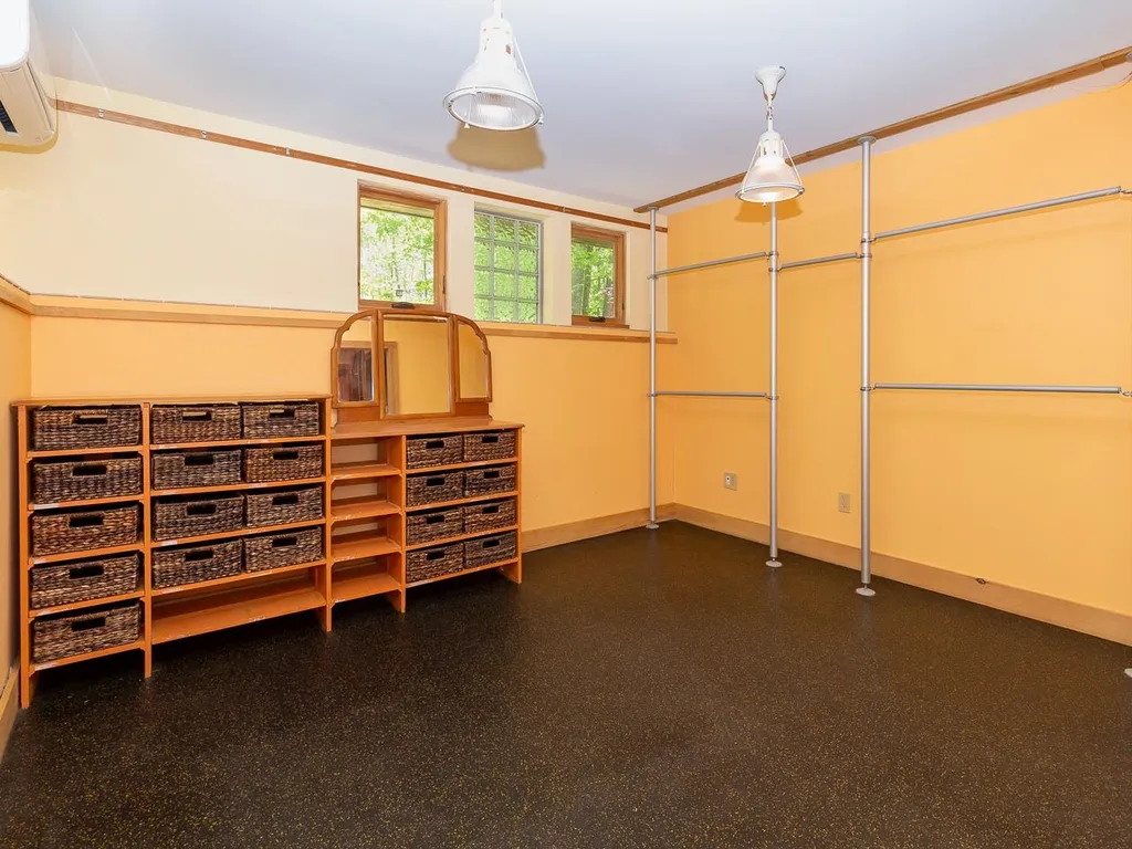 83 Chester Road Raymond NH 03077