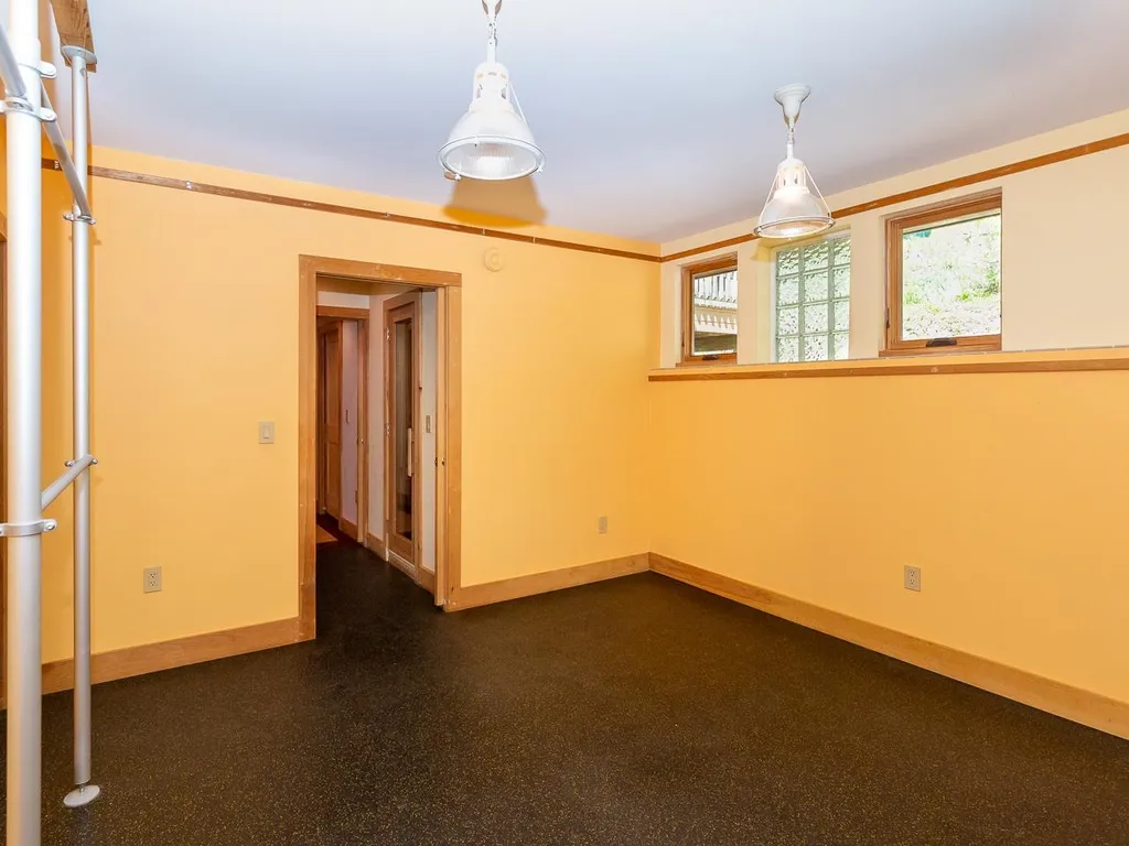 83 Chester Road Raymond NH 03077