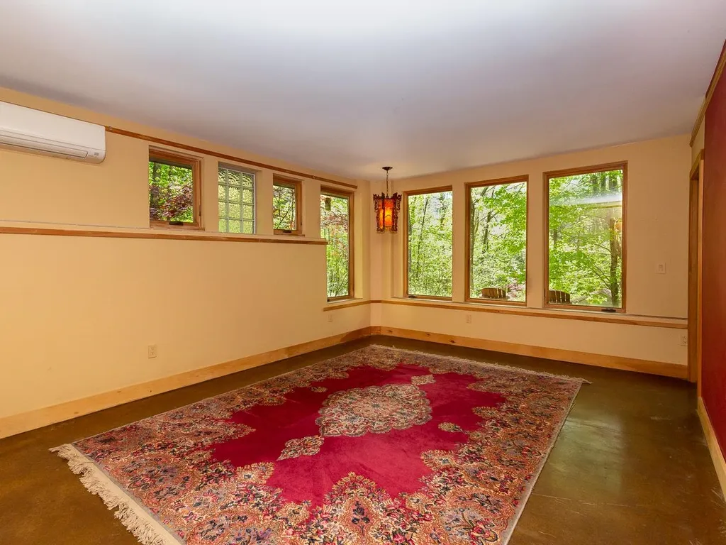 83 Chester Road Raymond NH 03077