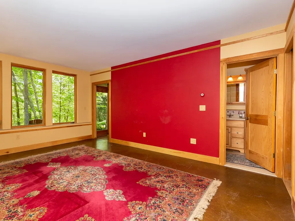 83 Chester Road Raymond NH 03077