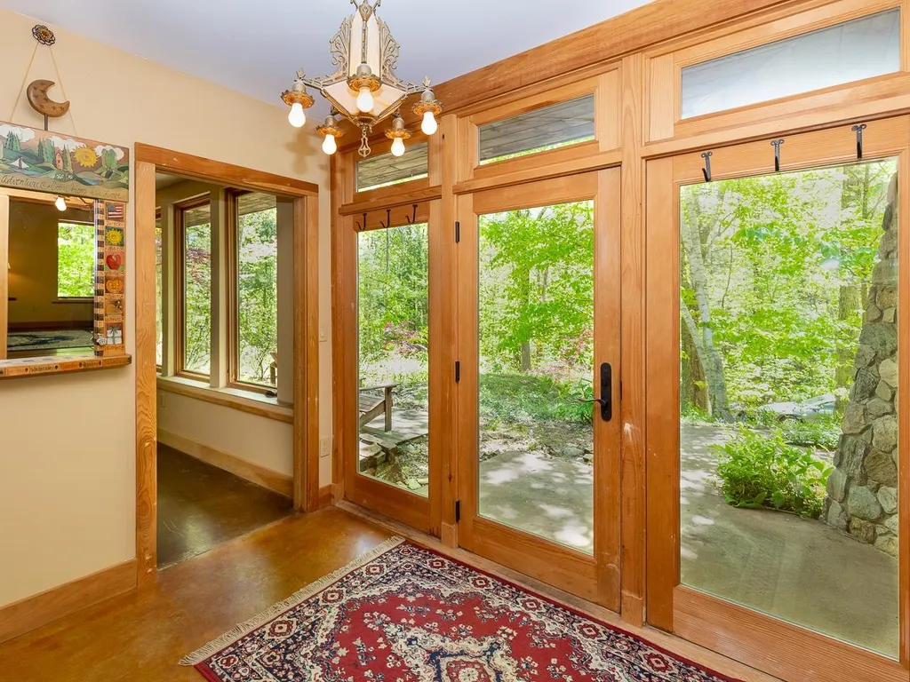 83 Chester Road Raymond NH 03077