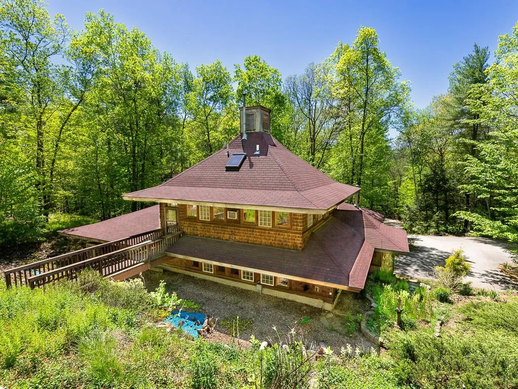 83 Chester Road Raymond NH 03077