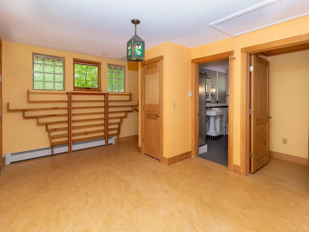 83 Chester Road Raymond NH 03077