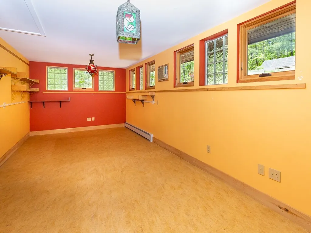 83 Chester Road Raymond NH 03077