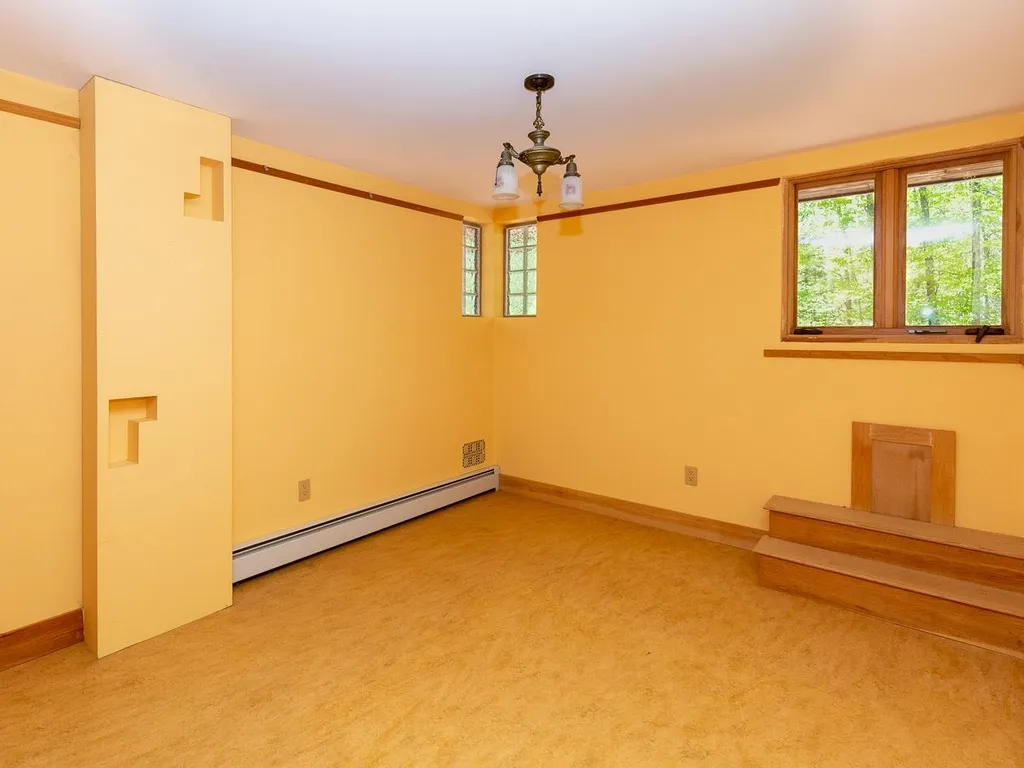 83 Chester Road Raymond NH 03077