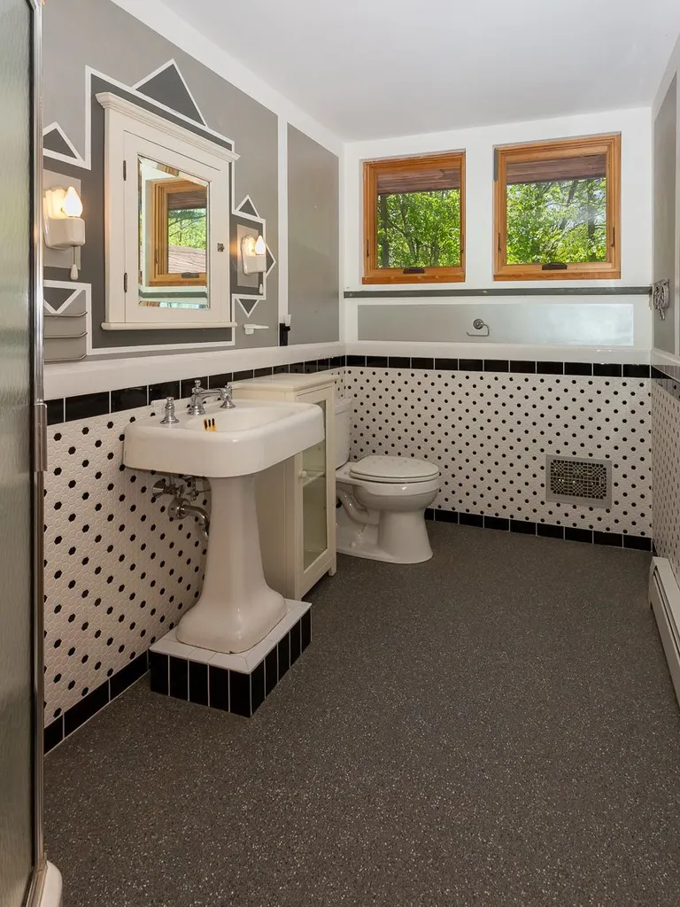 83 Chester Road Raymond NH 03077