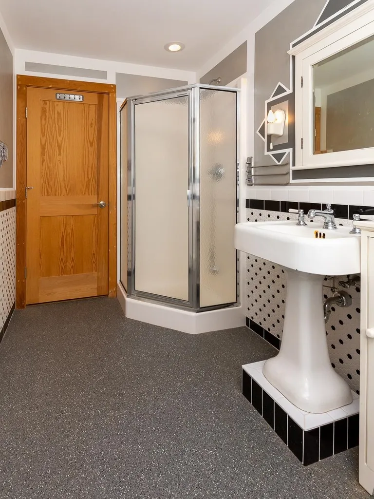83 Chester Road Raymond NH 03077