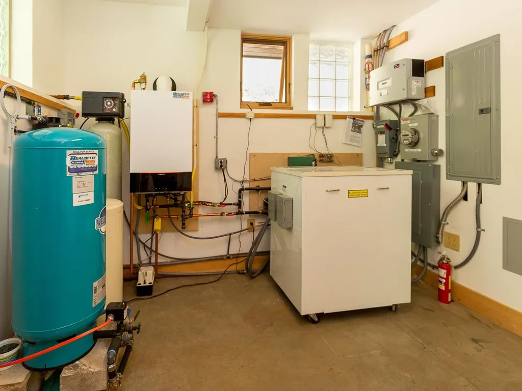 83 Chester Road Raymond NH 03077